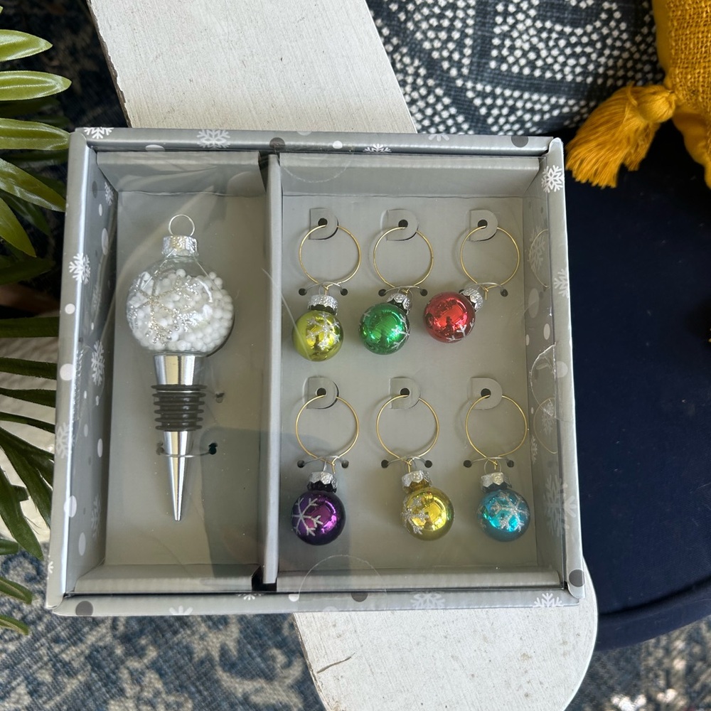 Festive Wine Stopper and Charm Set